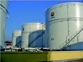 國(guó)際油價(jià)的低迷使中國(guó)的原油儲(chǔ)備大幅增加，如何進(jìn)行原油粗放型處理是亟需解決的問(wèn)題。