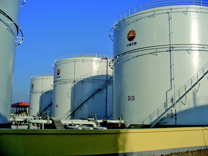 國(guó)際油價(jià)的低迷使中國(guó)的原油儲(chǔ)備大幅增加，如何進(jìn)行原油粗放型處理是亟需解決的問(wèn)題。